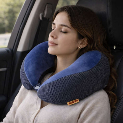 Une femme porte le Coussin de Voyage Voiture​ bleu