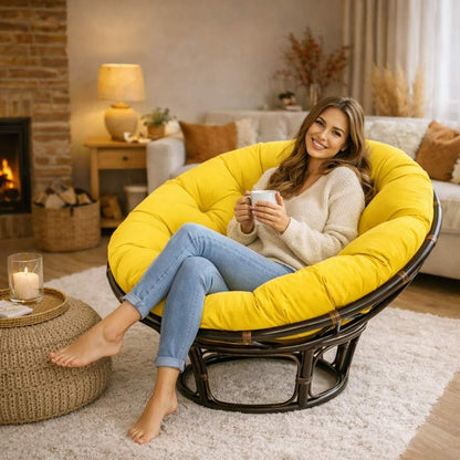 Une femme assise sur le Coussin pour Fauteuil en Rotin rond jaune