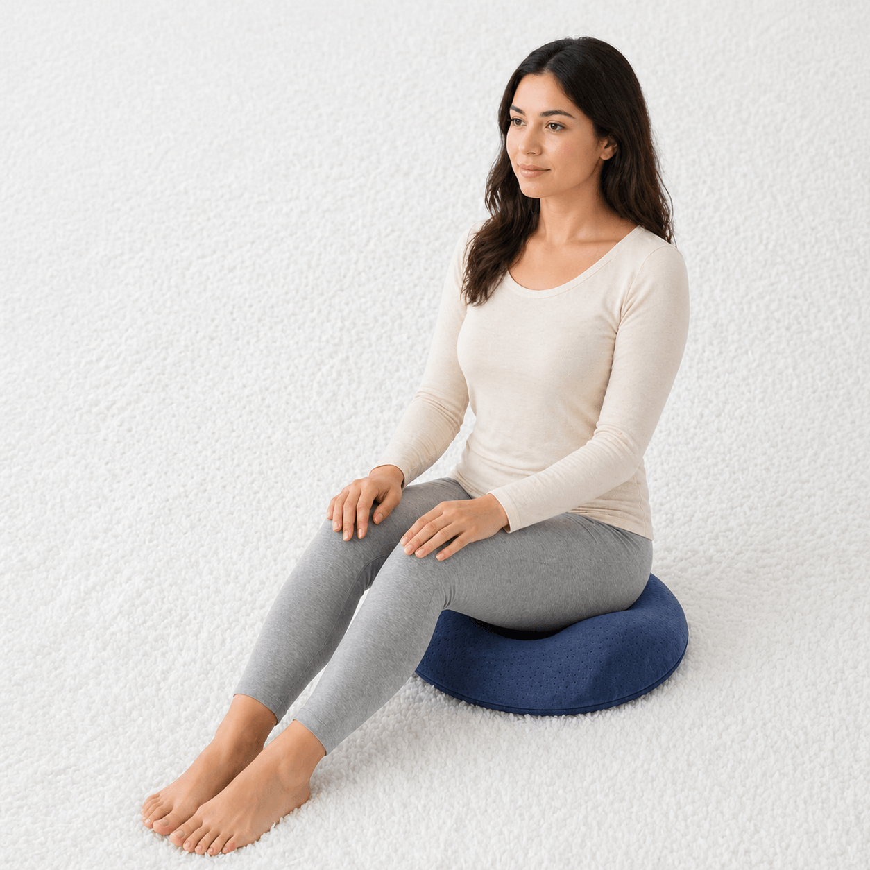 Une femme utilise le Coussin pour Hémorroïdes Donut Bleu