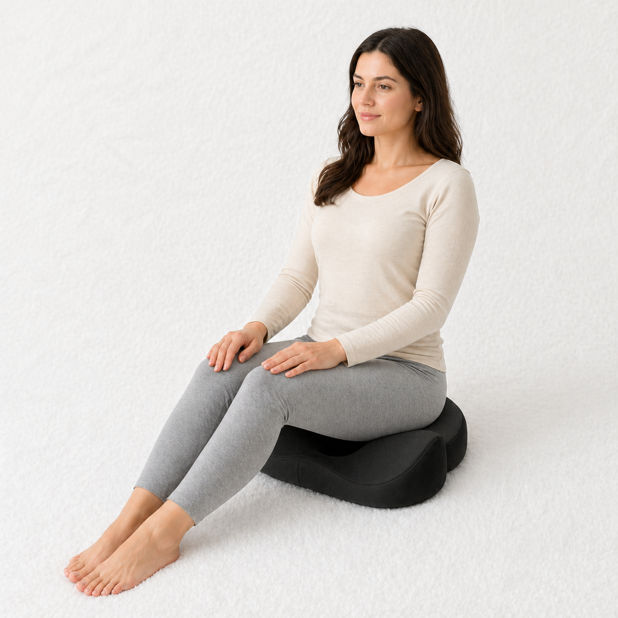 Une femme  utilise le Coussin pour Hémorroïdes Orthopédique Noir