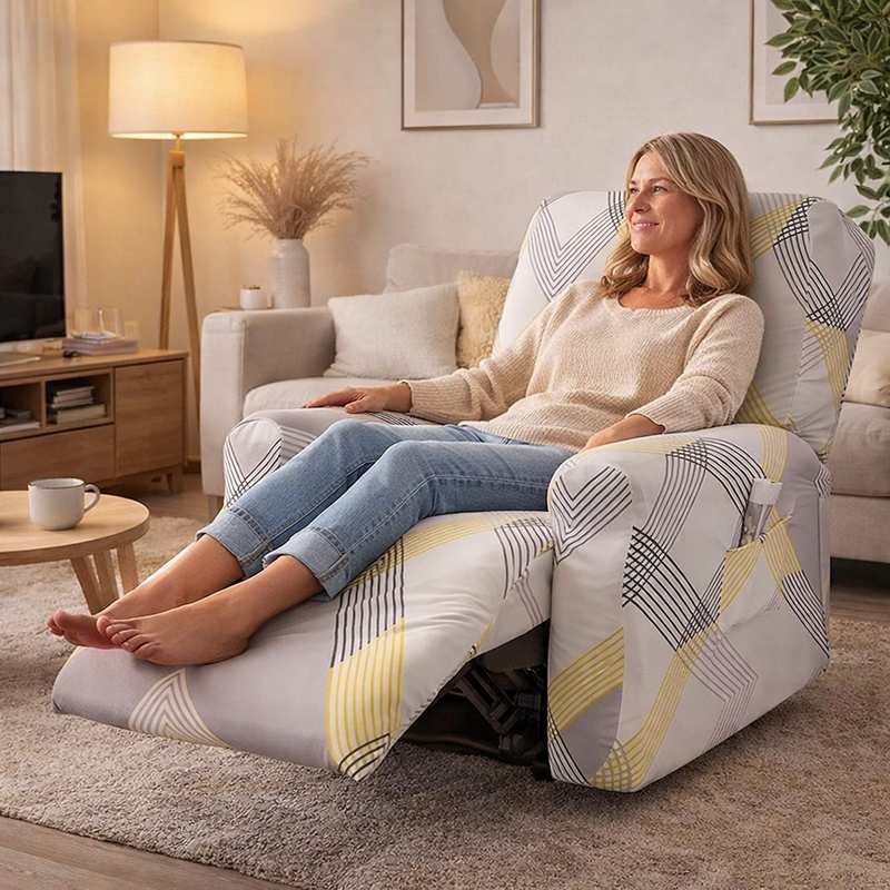 Une femme s'assoie sur la Housse Fauteuil Relax Prestige