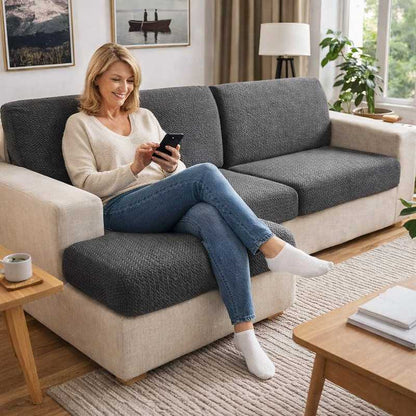 Femme Housse de Canapé Extensible gris foncé dans un salon