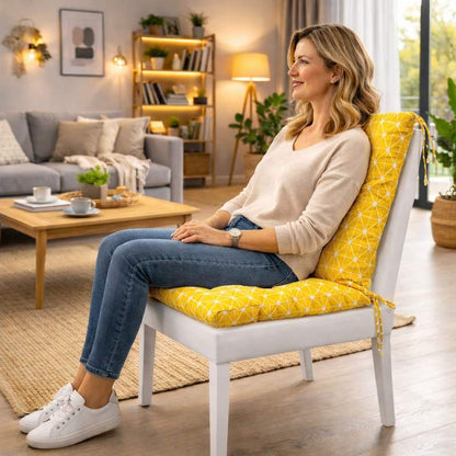 Une femme assise sur le Une femme assise sur le Coussin de Chaise avec Dossier​ jaune