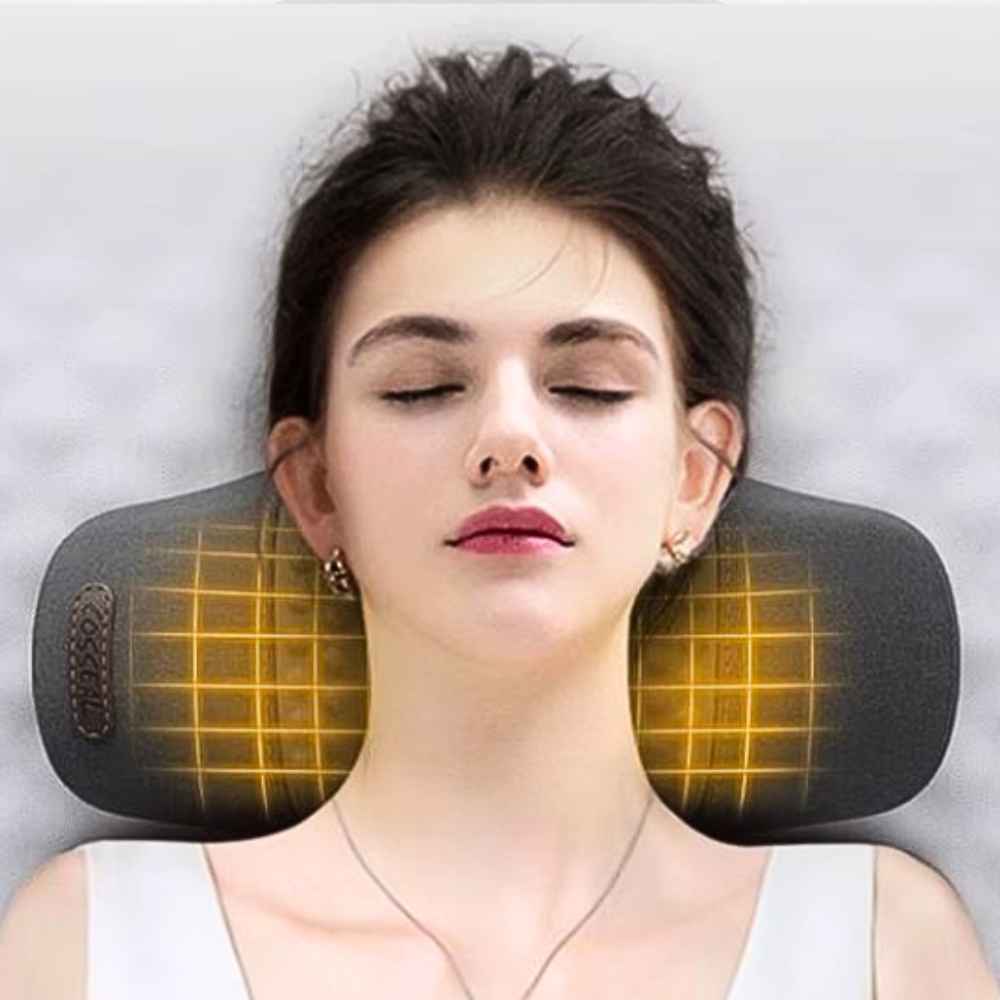 Coussin Chauffant Cervicales Pharmacie​ gris avec un femme l'utilisant