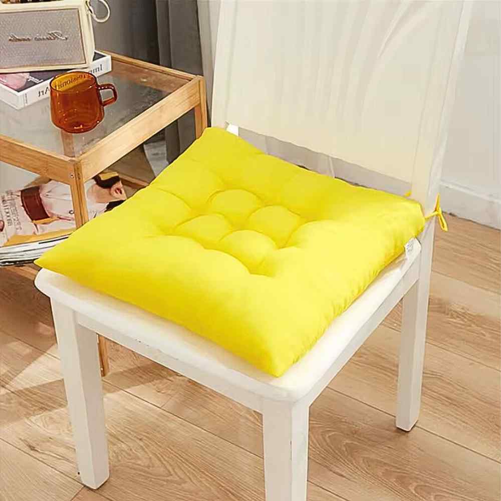 Coussin de Chaise Carré jaune dans un salon d'une maison