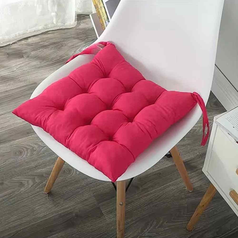 Coussin de Chaise Carré rose fushia sur un siège dans une maison