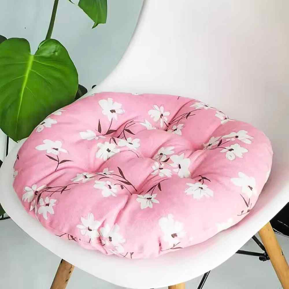 Un intérieur de maison avec le Coussin de Chaise Rond Fleur rose