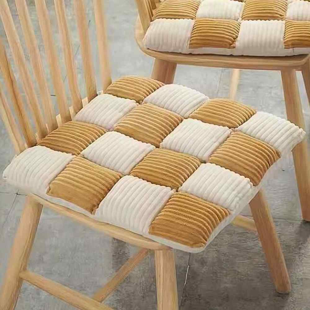 Une maisons avec deux Coussins de Chaise en Velours Côtelé jaune sur deux chaises