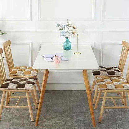 Une tables avec des Coussins de Chaise en Velours​