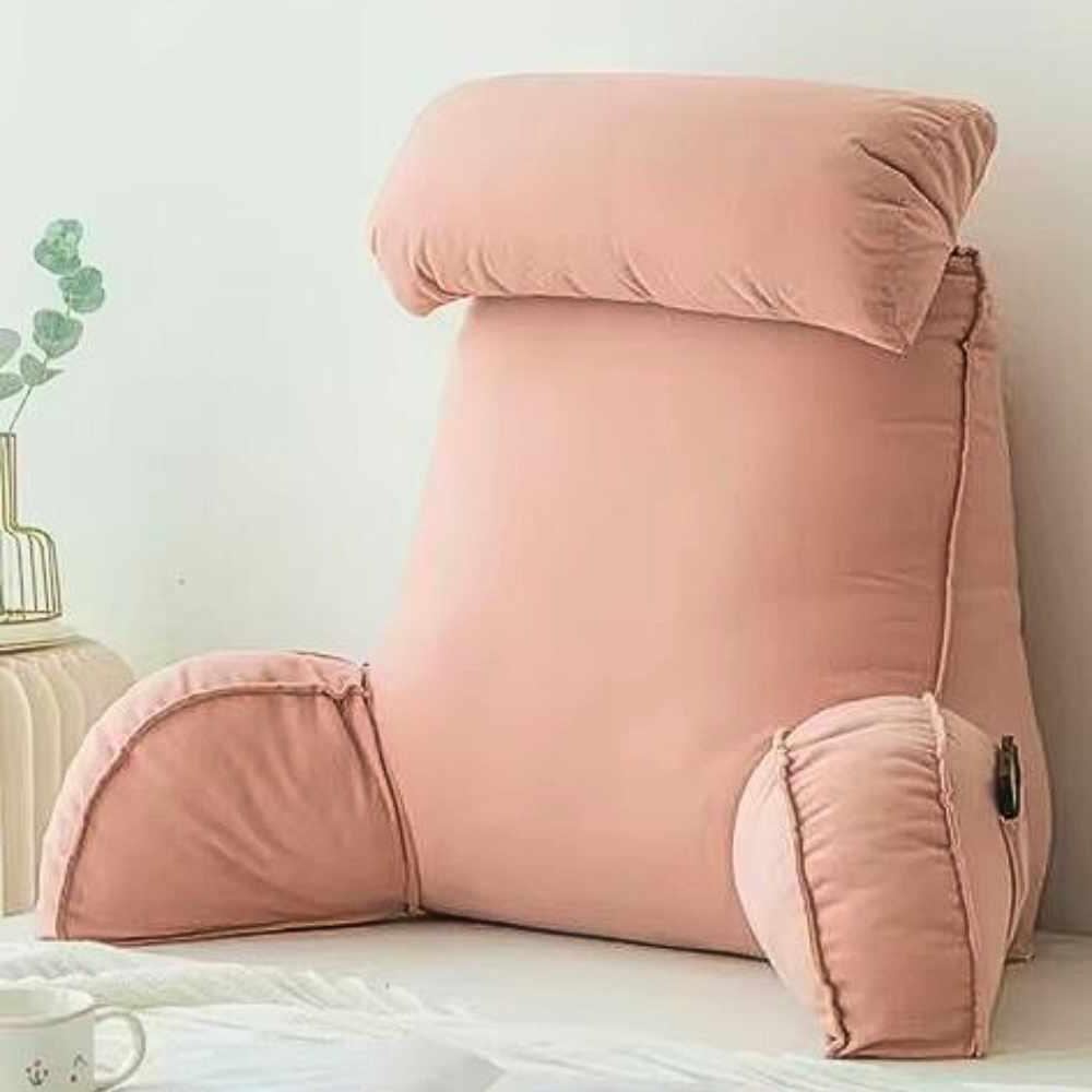 Coussin de Lecture Ergonomique Rose  sur un canap