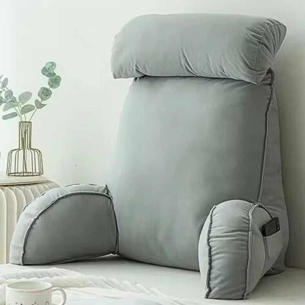 Coussin de Lecture Ergonomique Gris clair sur un canapé