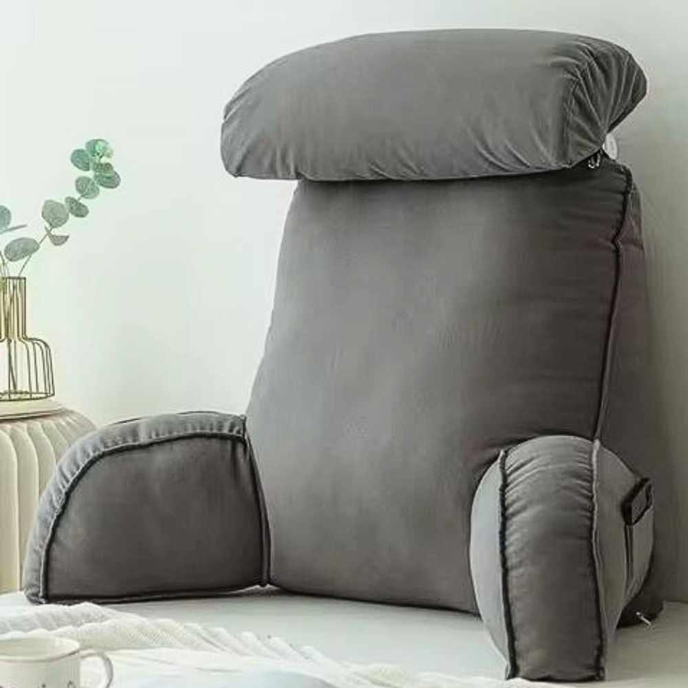 Coussin de Lecture Ergonomique Gris foncé dans un salon sur un canapé