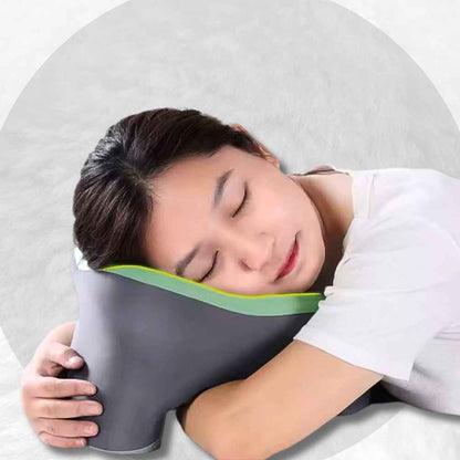Une position avec le Coussin de Voyage 3 en 1​ bleu 