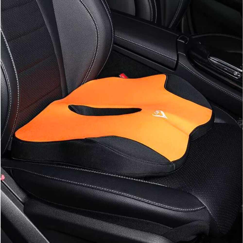 Coussin pour hémorroïdes orange sur un siège de voiture 