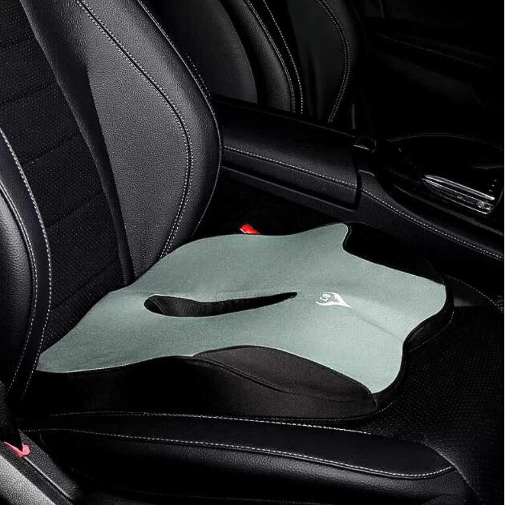 Coussin pour hémorroïdes voiture vert sur un siège