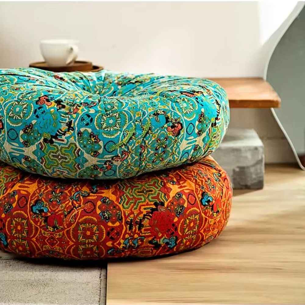 Un salon avec le Coussin Yoga Rond Orange et vert