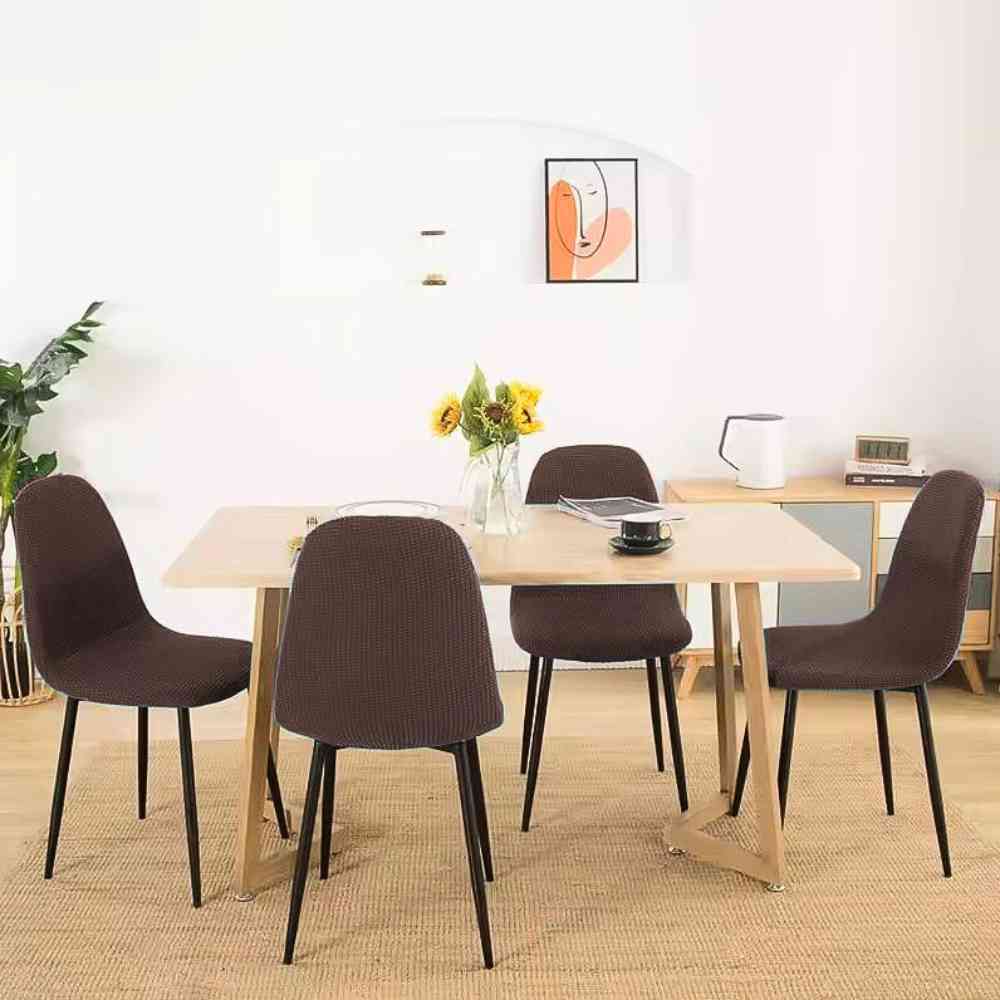Une table à manger avec des Housses pour Chaise de Salle à Manger​ marron
