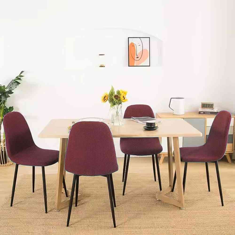 Une table avec les Housses de Chaise de Salle à Manger​ rouge