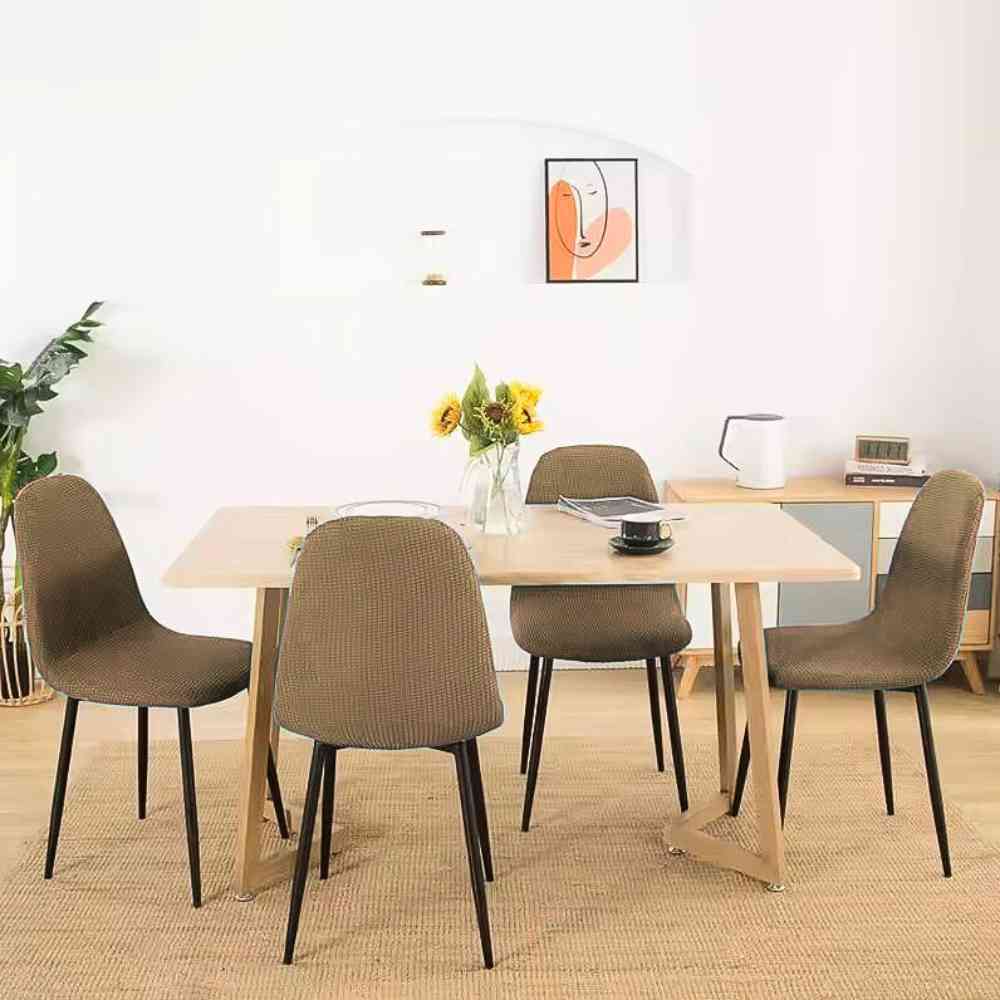 Sous la table se trouves 4 Housses de Chaise Extensible​ Imperméable kaki