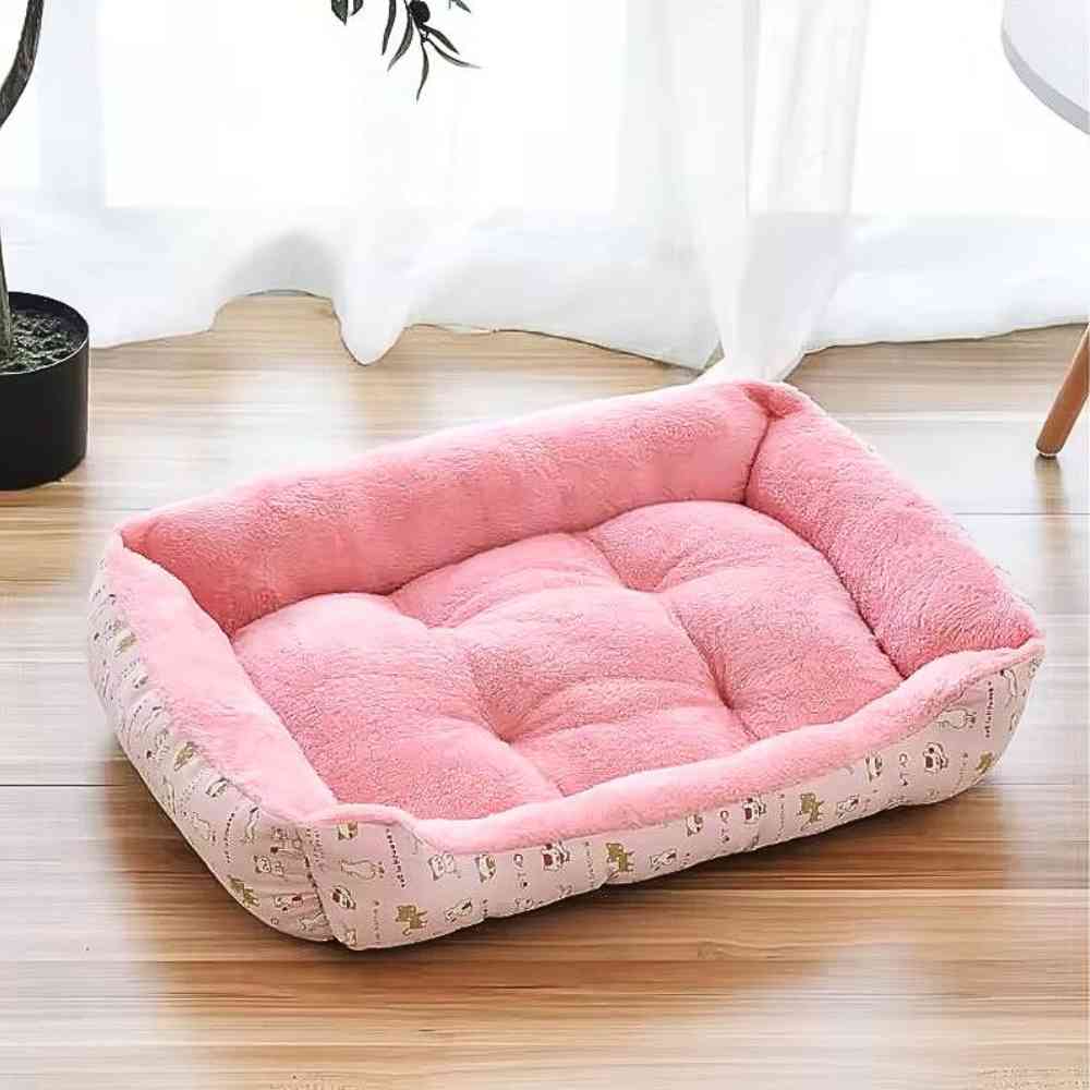 Panier Confort pour Chien rose dans un salon de maison