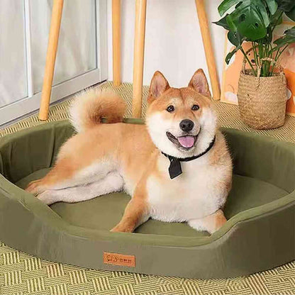 Un chien dans le Panier Imperméable pour Chien vert​